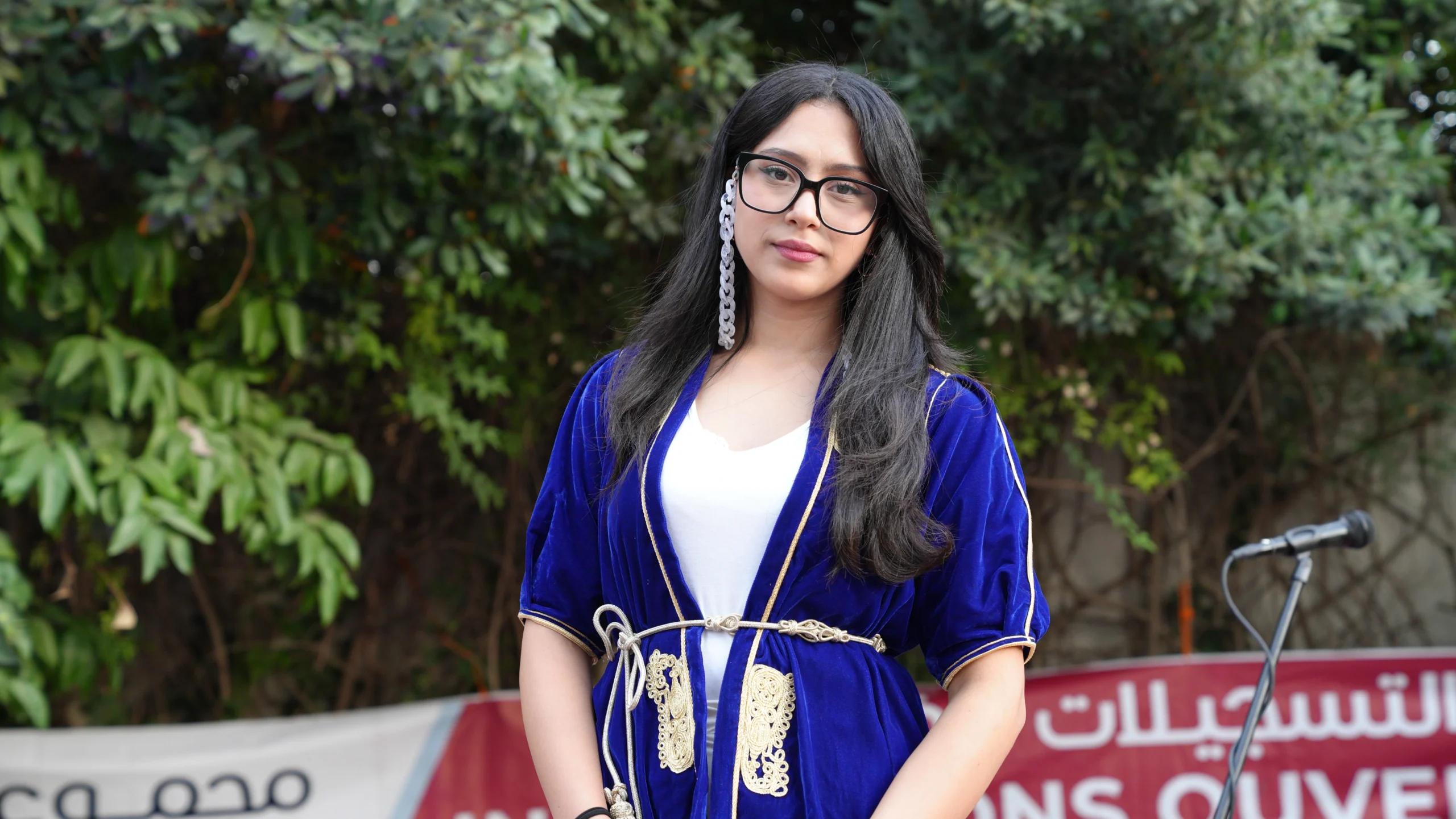 Élève en caftan bleu